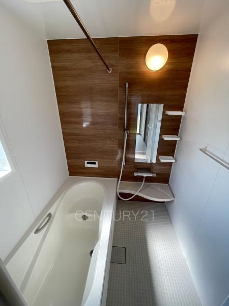伊勢崎市戸谷塚町中古一戸建ての浴室|ゆったりと寛げる大型バスタブ。
足を伸ばしたまま入浴可能です。
浴室乾燥機付きで天候が悪い日でも洗濯をして衣類を乾燥させることができます。