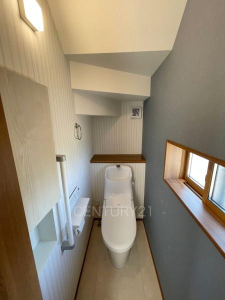 伊勢崎市戸谷塚町中古一戸建てのトイレ|１階トレイです。
温水シャワー洗浄機能付きです。
手摺り付きです。