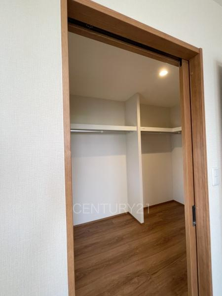 伊勢崎市戸谷塚町中古一戸建ての収納|ハンガーパイプ付きクローゼットです。