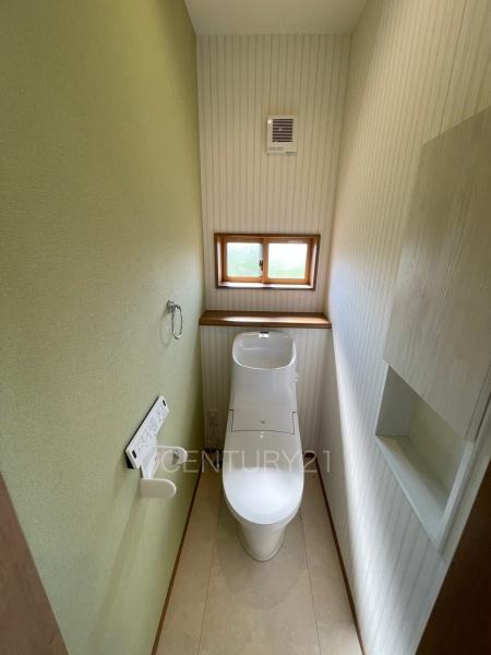 伊勢崎市戸谷塚町中古一戸建てのトイレ|２階トイレです。
温水シャワー洗浄機能付きです。