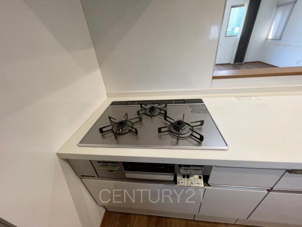 伊勢崎市戸谷塚町中古一戸建てのキッチン|３口コンロ