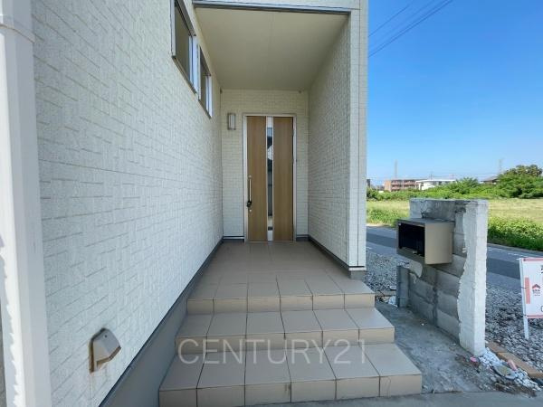 伊勢崎市戸谷塚町中古一戸建ての玄関|天井付き玄関ポーチ