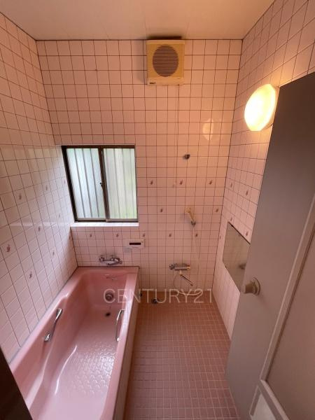 高崎市倉賀野町中古一戸建ての浴室|ゆったりと寛げる大型バスタブ。
足を伸ばしたまま入浴可能です。
浴室乾燥機付きで天候が悪い日でも洗濯をして衣類を乾燥させることができます。