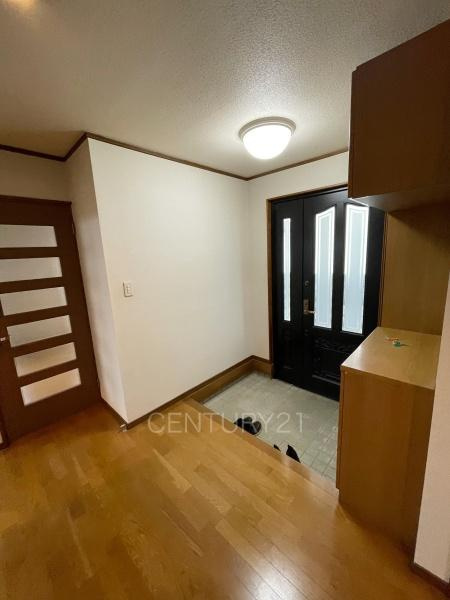 高崎市倉賀野町中古一戸建ての玄関|シューズボックス付きの玄関です。