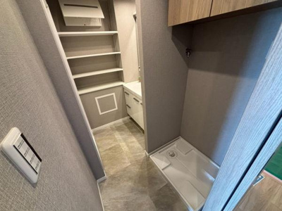 【独立洗面台】 | 【3日・4日見学可】エフローレ新越谷ロイヤルガーデン | 洗濯置き場のスペースとなっております♪