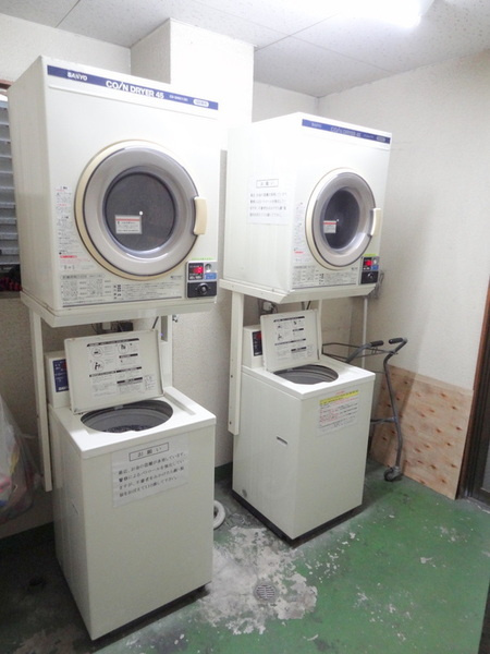 コーポエスワイのエントランス|★共用洗濯機★