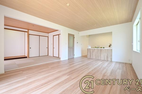 北葛城郡広陵町馬見南５丁目の中古一戸建の居間・リビング|■現地撮影写真■リビングにはタタミコーナーが隣接しているおかげで、広々とした開放的な空間が広がります！