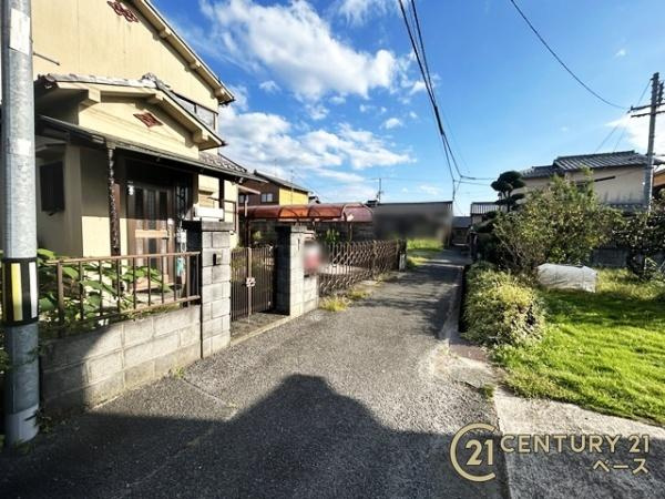 天理市柳本町　一戸建の前面道路含む現地写真|■道路との高低差がなく道路幅も広いため、駐車もしやすいです。