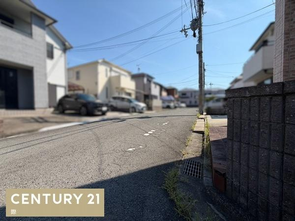 和歌山市梅原　中古戸建の前面道路含む現地写真