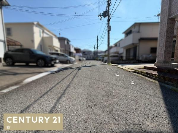 和歌山市梅原　中古戸建の前面道路含む現地写真