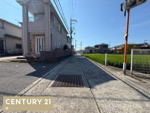 和歌山市梅原　中古戸建の前面道路含む現地写真