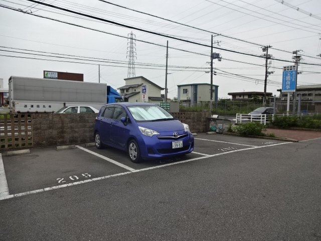 ウェル・エンジュの駐車場