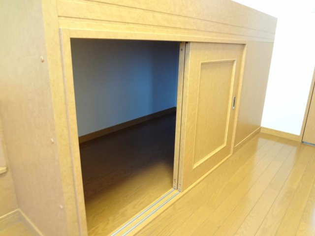 レオパレスシャルムの内装|ベッド下収納