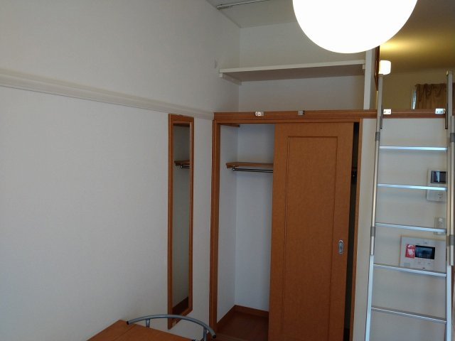 レオパレスオアシスの内装|姿見付きです♪