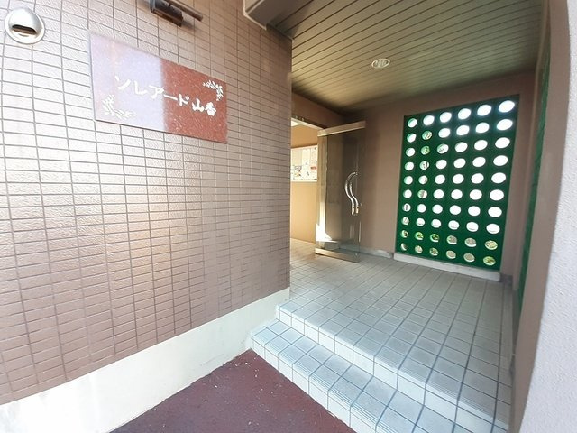 ソレアード山香のエントランス