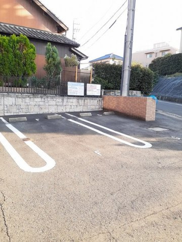 ラモーリ緑の駐車場