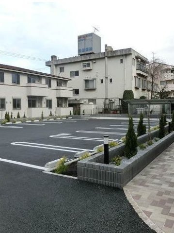 コンフォールの駐車場