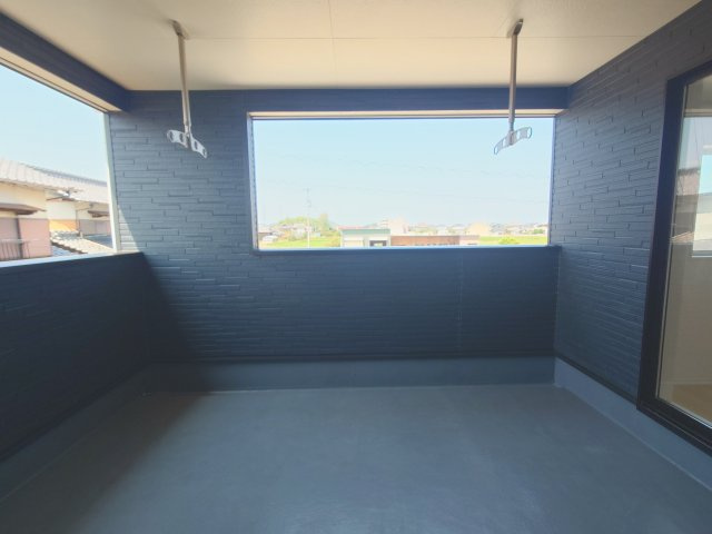 クレイドルガーデン丸亀市今津町第４　３号棟のバルコニー|屋根に守られた空間で、家の中にいる時と同じ居心地のまま自然の光や風を直接感じることができます。