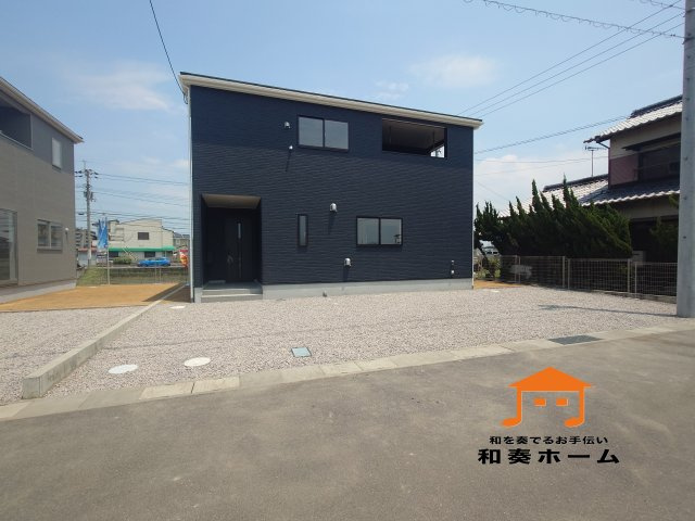 クレイドルガーデン丸亀市今津町第４　３号棟の外観|現地写真面道路が広く見通しが良いため、ファミリーカーのような大きな車でも運転しやすく、車庫入れも余裕を持ってできるのが魅力的なお家です。