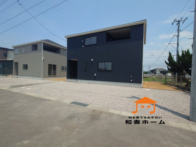 クレイドルガーデン丸亀市今津町第４　３号棟の前面道路含む現地写真|駐車場スペースは３台以上のゆったりとした区画です。入居者以外の出入りが少ないので安心です。