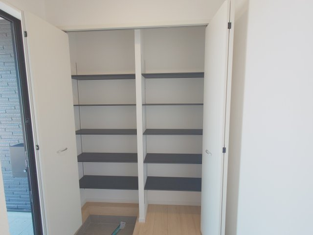 クレイドルガーデン丸亀市今津町第４　３号棟の収納|シューズクローゼットは靴を大量にしまえるので玄関に靴が出しっぱなしになりにくく、玄関がすっきりします