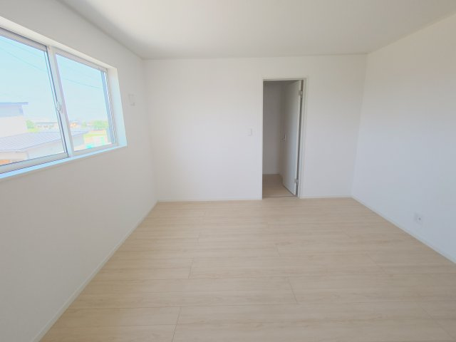 クレイドルガーデン丸亀市今津町第４　３号棟の寝室|広い主寝室は、ベッドまわりに余白ができるので、圧迫感が少なくリラックスしやすい空間になります。