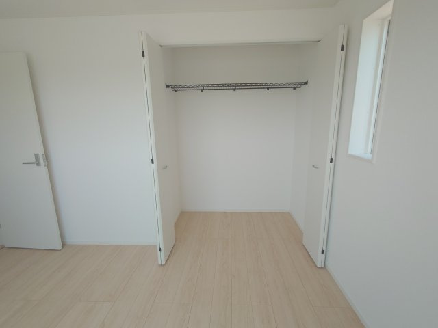 クレイドルガーデン丸亀市今津町第４　３号棟の洋室|内部には収納棚が設置されていて収納力が豊富で、衣類以外の大きなものも収納可能です。