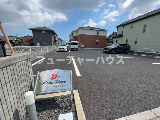ローズティアラ（Rose Tiara）の駐車場
