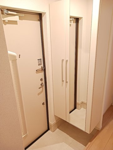 クリスタルメゾン　しらかばの玄関