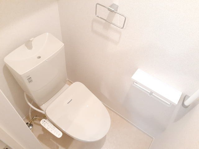 ニューファミーレのトイレ|落ち着いた色調のトイレです