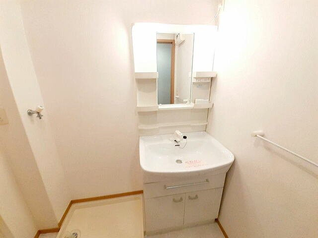 ライフコート東唐津Ａの洗面所|ゆったりとスペースのある洗面所