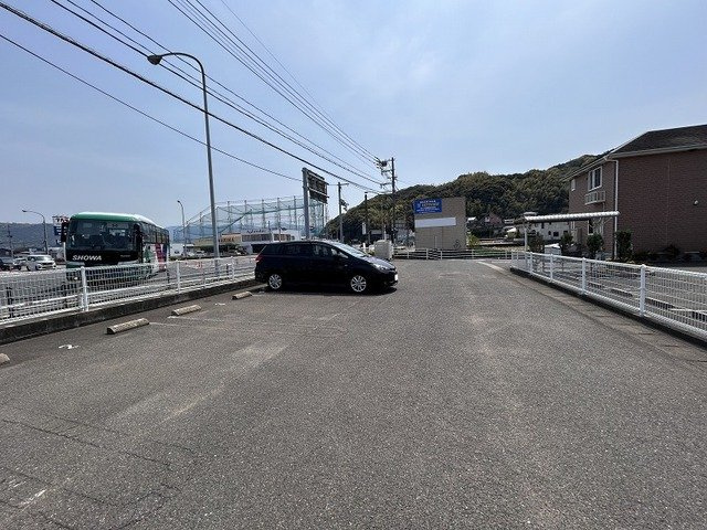 コットン　アベニュー　Ｃの駐車場|車をお持ちの方に嬉しい駐車場付きの物件です