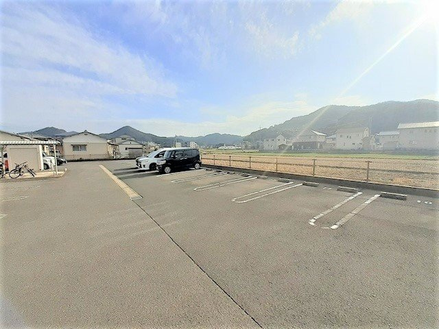 うらら１番館の駐車場|駐車スペースもあります