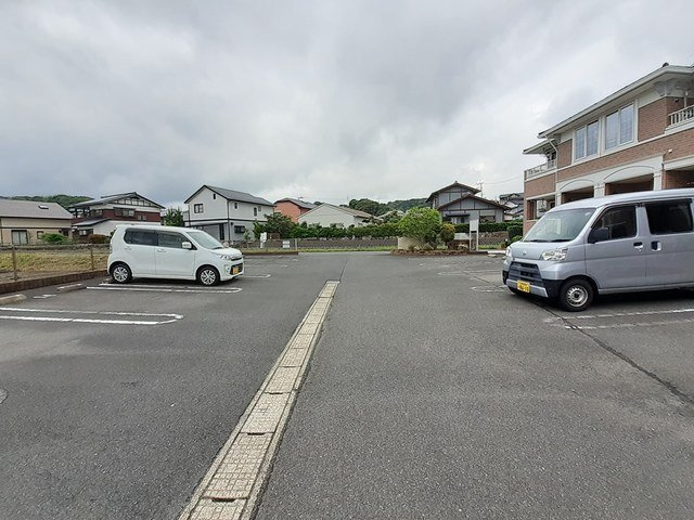 うらら１番館の駐車場|駐車場に車を止められます