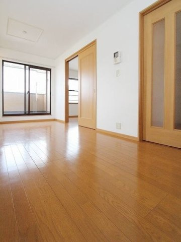 パインブライトＢのバルコニー|暖かな日差しのふりそそぐバルコニー