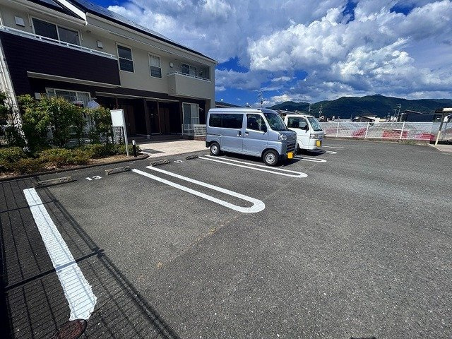 ジュネス２番館の駐車場|駐車スペースもあります