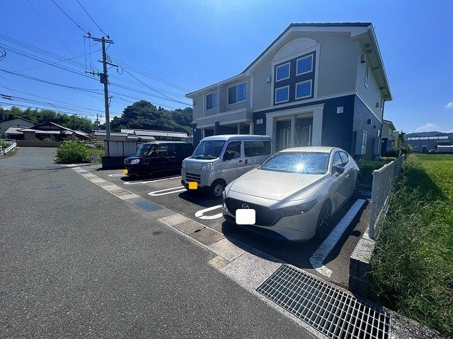 フロントフィールド１番館の駐車場|駐車場があるので、車を買う予定の方も安心です
