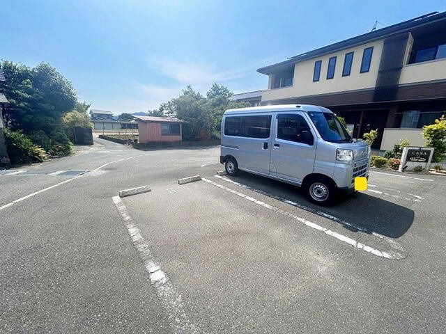 ＣＡＳＡ　４の駐車場|車をお持ちの方に嬉しい駐車場付きの物件です