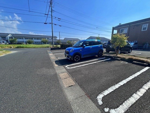ライフコート東唐津Ｂの駐車場|車をお持ちの方に嬉しい駐車場付きの物件です