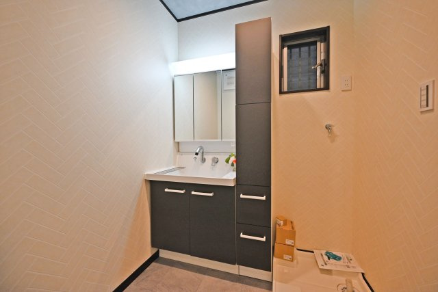 大阪市淀川区木川東１丁目中古一戸建て│4LDK＋駐車1台可の独立洗面台|明るく使いやすい3面鏡付きの洗面化粧台です。ボウルが大きく使いやすい洗面台は朝の身支度の時短に役立ちます。