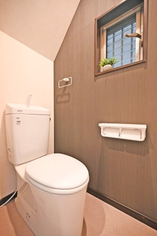 大阪市淀川区木川東１丁目中古一戸建て│4LDK＋駐車1台可のトイレ|新調済みのトイレでウォシュレット機能が付いており、清潔で心地よくご利用いただけます。