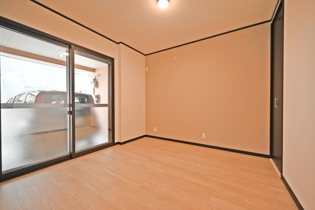 大阪市淀川区木川東１丁目中古一戸建て│4LDK＋駐車1台可の洋室|洋室約4.5帖
ライフスタイルに合わせてベッドやタンス等をレイアウトしやすい、使い勝手の良い居室です。