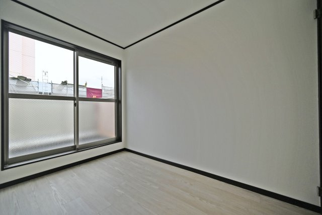 大阪市淀川区木川東１丁目中古一戸建て│4LDK＋駐車1台可の子供部屋|洋室約4.3帖
子ども部屋に適した広さがあり、学習机やベッドもゆったりとレイアウトできます。