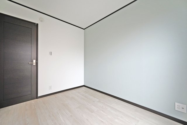 大阪市淀川区木川東１丁目中古一戸建て│4LDK＋駐車1台可の子供部屋|どんなインテリアにも馴染みやすいシンプルな洋室。家具の配置もしやすいです。