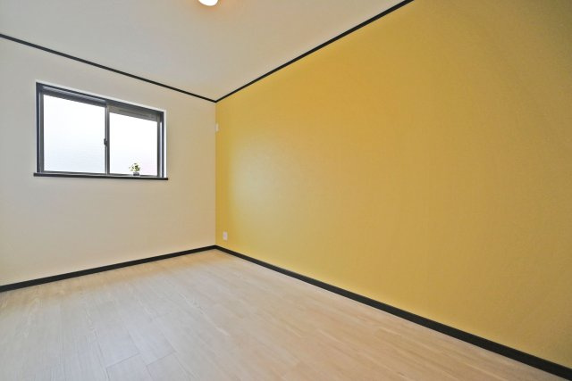 大阪市淀川区木川東１丁目中古一戸建て│4LDK＋駐車1台可の洋室|洋室約5.6帖
黄色のアクセントクロスを採用した、おしゃれな洋室です。