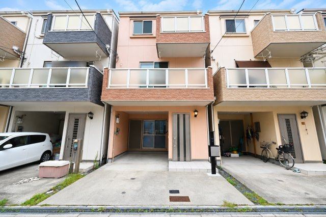 大阪市淀川区木川東１丁目中古一戸建て│4LDK＋駐車1台可の外観|2026年6月リフォーム済み！大阪メトロ御堂筋線「西中島南方」駅徒歩9分です。2階リビングは自然光が入りやすく、風通しも良好。明るく心地よい空間で快適にお過ごしいただけます。