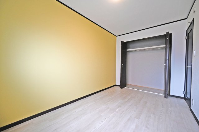 大阪市淀川区木川東１丁目中古一戸建て│4LDK＋駐車1台可の収納|収納力のあるクローゼット付きで、上部棚には収納ボックスを使って季節物も整理できます。