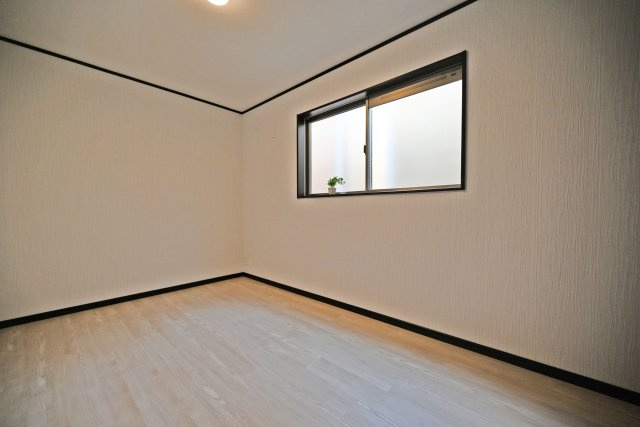 大阪市淀川区木川東１丁目中古一戸建て│4LDK＋駐車1台可の寝室|洋室約6帖
ベッドや収納家具を配置してもゆとりがあり、快適にお使いいただける居室です。