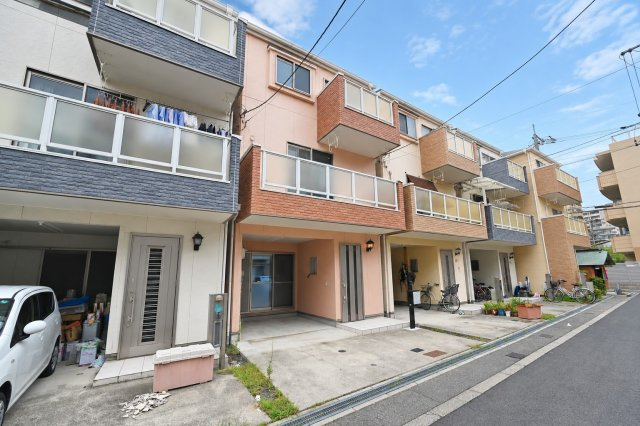 大阪市淀川区木川東１丁目中古一戸建て│4LDK＋駐車1台可の外観|ご不明な税金・諸費用についても丁寧にサポートいたします。現地見学で、住まいのイメージやご希望をぜひお聞かせください。