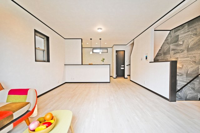大阪市淀川区木川東１丁目中古一戸建て│4LDK＋駐車1台可の居間・リビング|LDK約16帖
ゆとりある広さを活かし、ご家族でのくつろぎ時間からご友人を招いてのホームパーティまで幅広くお使いいただけます。
